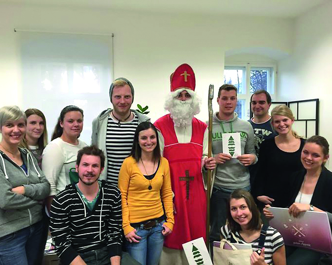 Viele lachende Gesichter mit dem Nikolo.